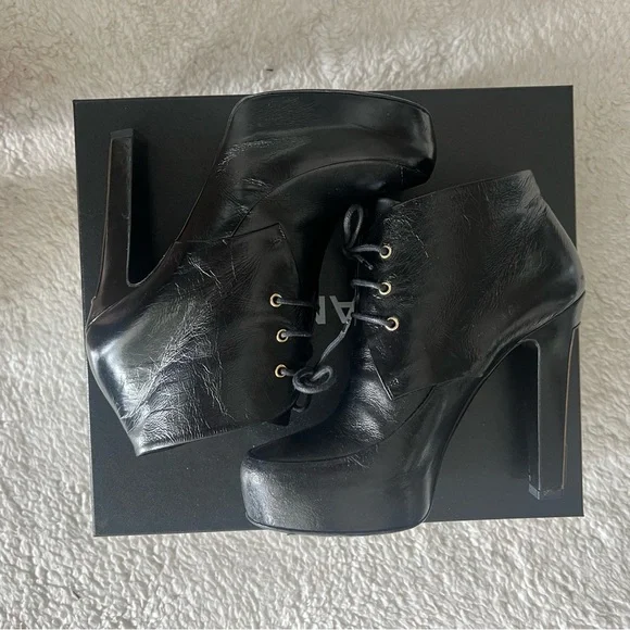 CHANEL Lacets Black Leather Lace Up Round Toe Ankle Boots - SIZE 39.5 - Picture 12 of 13